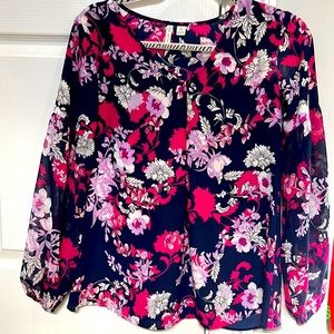 Beautiful floral blouse. Size XS.